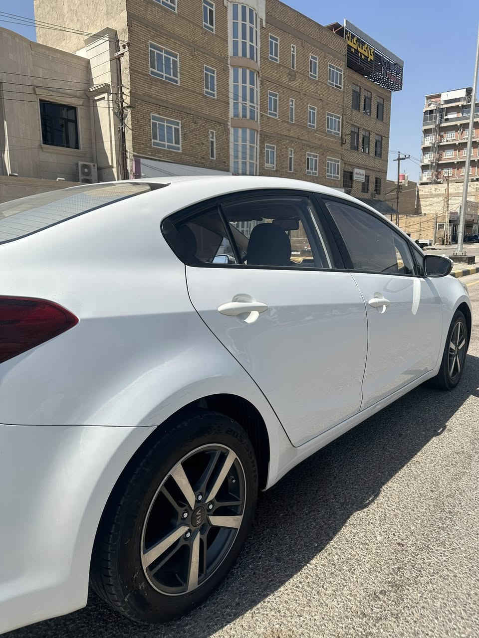سلام عليكم
سيراتو موديل 17 خليجي محرك 1600 مواصفات العاديه تحكمات وضبابيات واشاير بالمري 
گير ومكينه ع وضع الشركه تبريد جاهز لونها صدفي 
سياره نضيفه ونصبتها حلوه 
بيه جزء من الباب الخلفي صبغ وكارت بالجاملغ الخلفي ايضا 

مكان السياره النجف 
السعر 124 وبيه مجال 
للاستفسار ***********

