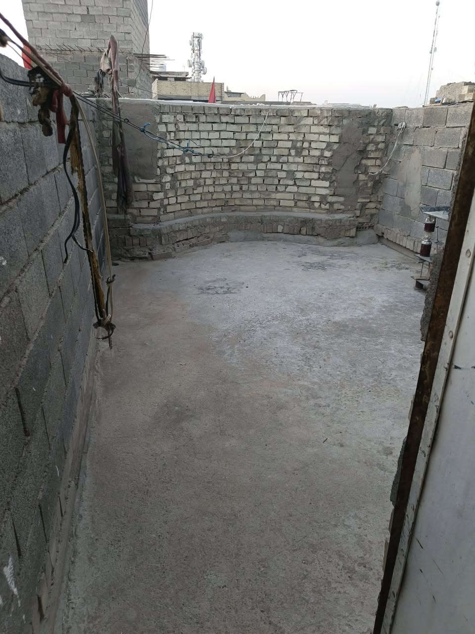 سلام عليكم بيت لليجار مساحه 50م بدايت شارع ابو احمد شارعه مقابيل الفرن داخل فرع بين شارع ابو احمد وشارع ابو مجيد للستفسار اكثر ***********
