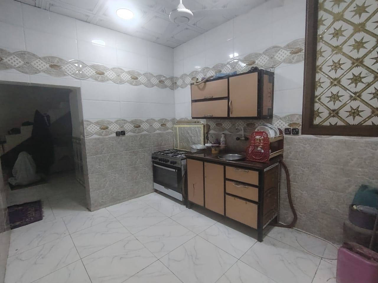 🏠 بيت للبيع - قنطرة السلام (فرع المدرسي)
فرصة للحصول على بيت جاهز للسكن في موقع متميز وهادئ (قرب المصري)، بجميع الخدمات.
✅ تفاصيل العقار:
المساحة: 100 متر مربع.
الموقع: قنطرة السلام - فرع المدرسي - قرب المصري.
التصميم الداخلي: صالة + استقبال + غرفة نوم + منور.
المرافق الصحية: حمام + تواليت (سيراميك للسقف مع سقف ثانوي).
🛠️ المواصفات والتشطيب:
الهيكل: بناء بلوك، السقف صب كونكريت.
الأرضية: بورسلين درجة أولى.
الجدران: سيراميك للمطبخ والمرافق الصحية.
السطح: مطبق "فرشي" مع سستارة كاملة للبيت.
⚡ الخدمات المتوفرة:
الكهرباء (التيل أمام الباب مباشرة).
شبكة ماء وإسالة.
منظومة مجاري متكاملة.
الشارع مبلط بالكامل.
📞 للاستفسار والتواصل:
للمزيد من المعلومات أو لتحديد موعد للمعاينة، يرجى الاتصال على الرقم:
***********
أو المراسلة عبر الخاص. تعت
