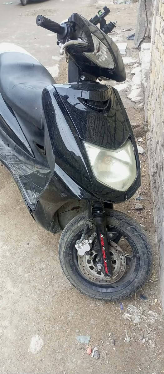 سكنس نثية
السلام عليكم
سكنس نثية شغالة سلف وهندر
باتري جديد 
ينرادلها ترتيب مثلا عداد السرعة والبنزين 
اكيد تفحصها قبل لا تأخذ
اطوني بيها سعر بما يرضي الله وبالعافية
***********
