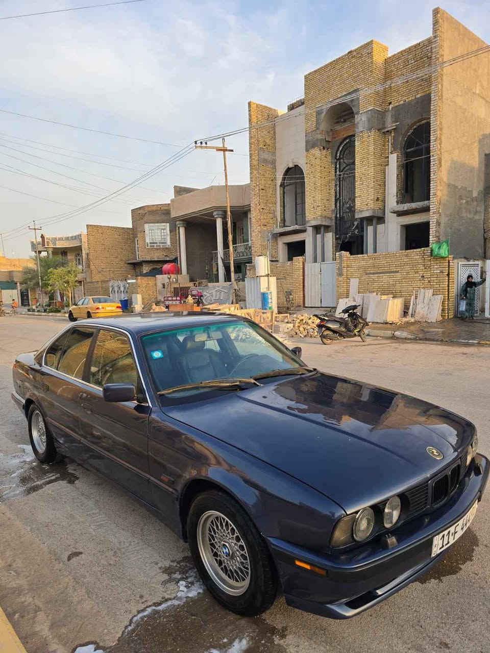 السلام عليكم
 BMW 525 1992 
525 أوتو رقم بغداد تخم تاير تبريد قطعتين مقاعد جلد فتحه سقف قفل مركزي هزه جديده سنويه 2030 بأسمي مشروع وطني محرك مسكر بدون حادث صبغ فقط مكانها بالكوت السعر 60 قابل للتفاوض دهل اوران, واسط


**إذا كنت صاحب هذا الإعلان وتريد حذفه لأي سبب، رجاءا أرسل رسالة إلى الدعم الفني**