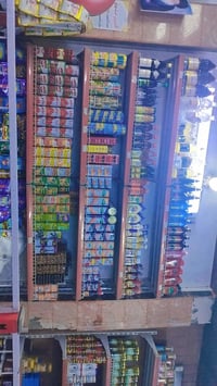 اسواق للبيع يحتوي علا 3 محلات 1-يحتوي 9عوارض عموديه+ عارضه ثلاثيه مال....