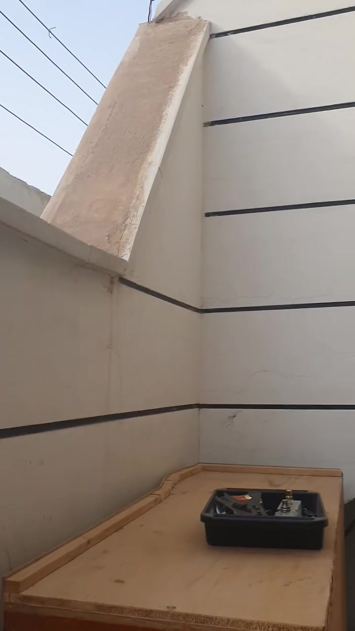 بيت ١٠٠ متر بمغربة اول فرع خلف يم 
حسين النضيف 
يصيرن خلف مطعم ابو عفاف طابقين مفصولات الطابق الثاني درج خارجي يصلح استثمار 
اجاراتهن ب650 او 600الف بقت يم الشراي السعر ب135 وبيهن مجال فارغات حاليآ تواصل ***********
