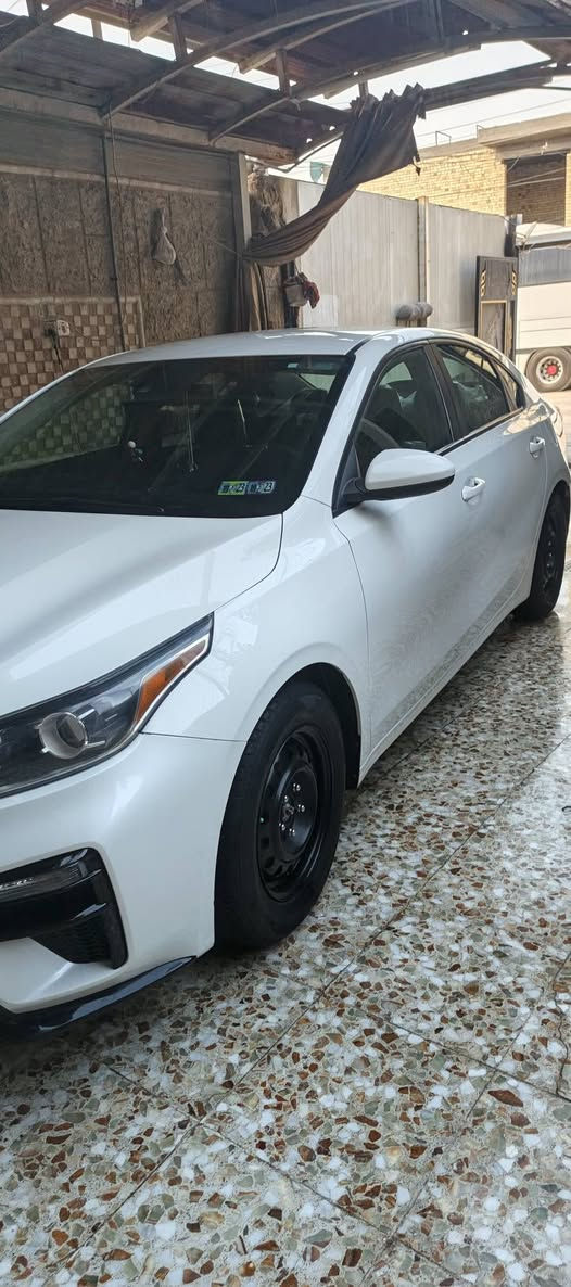 سلام عليكم
كيه فورتي ٢١
حادث مرفق مع الصور جاملغ خلفي بدون دواخل بدون ايرباك 
وكلير بنيد من امريكه قطعتين يعني 
مبينه موصفاته محاجه الذكر 
سياره بسمي بغداد ماشيه ٤٩ 
سياره جديده ونظيفه 
كير أي تي 
مكينه ٢٠٠٠ دوش 
مكاني بغداد لامين 
سعر ١٤٤ وبيه مجال 
***********
