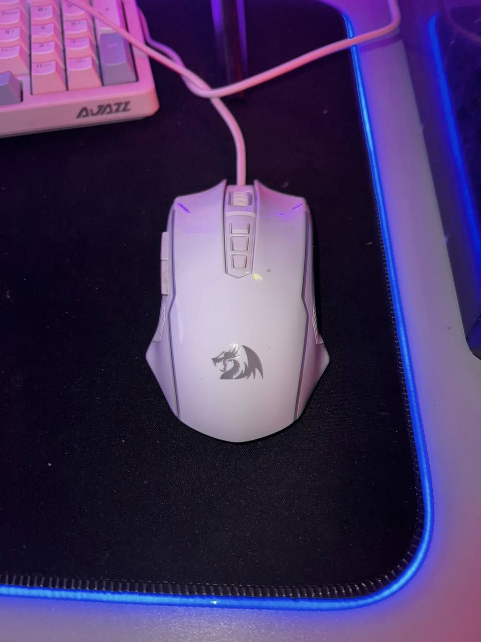 ⸻

🎮💥 للبيع حاسبة ألعاب احترافية متكاملة – أداء خارق وتصميم فخم 💥🎮

🚀 مواصفات الجهاز الأساسية:
 • 🔹 المعالج (CPU): Intel Core i5-12400F – الجيل الثاني عشر (12th Gen)
أداء مذهل في الألعاب والبرامج الثقيلة مع 12 نواة وسرعة تصل إلى 4.4GHz Turbo
 • 🔹 اللوحة الأم (Motherboard): ASRock H610M-HDV/M.2 R2.0
تدعم أحدث تقنيات التخزين والرام، مستقرة جدًا للألعاب والاستخدام الطويل
 • 🔹 كارت الشاشة (GPU): NVIDIA GeForce RTX 4060 8GB
كارت قوي جدًا لتشغيل كل الألعاب الحديثة على إعدادات Ultra بدقة 1080p و 1440p
يدعم تتبع الأشعة (Ray Tracing) و DLSS 3 لأفضل أداء وجودة رسومات
 • 🔹 الرام (RAM): 16GB DDR4 بسرعة عالية (قابلة للترقية)
 • 🔹 التخزين:
 • SSD رئيسي (C:) بسعة 230GB لتثبيت النظام والألعاب
 • SSD ثانوي (D:) بسعة 234GB لتخزين الملفات والمشاريع
سرعة تشغيل خرافية – يشتغل النظام خلال ثوانٍ فقط

🧊 نظام التشغيل: Windows 11 Pro 64-bit
🎮 DirectX 12 Ultimate لتجربة ألعاب انسيابية بدون تقطيع

⸻

🖥️ الشاشات:
 • شاشة AVETRON قياس 24 بوصة بدقة عالية وألوان واقعية
 • شاشة HP ZR2240w مثالية للبث أو المراقبة الجانبية أثناء اللعب

⸻

⌨️ الملحقات (Gaming Gear):
 • كيبورد AVAZZ بإضاءة RGB احترافية ولمسة مريحة
 • ماوس Redragon M913 Impact Elite لاسلكي RGB بعدة أزرار قابلة للبرمجة
 • ماوس باد أسود RGB متعدد الألوان بإطار مضيء أنيق
 • سماعة FANTECH HQ52S TONE+ RGB صوت محيطي واضح مع إضاءة مذهلة
 • ميز أبيض على شكل حرف L بتصميم عصري ومساحة كبيرة لترتيب الشاشتين والملحقات

⸻

📍 الموقع: كربلاء شهداء سيف سعد 
💰 السعر: 1,150000 دينار عراقي (قابل للتفاوض للجادين فقط)
رقم موبايل ***********⚡
🧩 جاهزة للتجربة أمام المشتري – الأداء مضمون 100٪

📩 للتواصل عبر الخاص أو التعليقات 🌟
لا تفوت الفرصة، الجهاز شبه جديد وبأداء ممتاز للألعاب، التصميم، والبث ال
