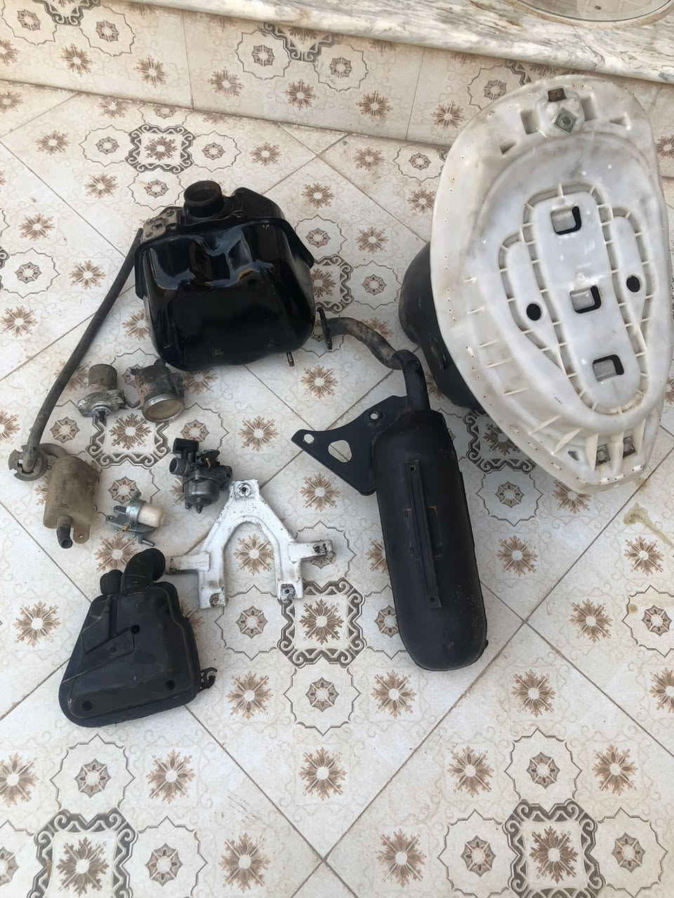 السلام عليكم متوفر غراض يوماها
عداد 9زروف بلادي سعر 30
اويل بم يوماها جديد ما مستخدم سعر 10
كلجات يوماها جدد ما مستدخم امامي سعر 10 
كفرات بطه لون ماروني سعر 15 
كفرات بطه لون اسود بلادي سعر 15 
كفرات بطه لون رصاصي بلادي سعر 15
تانكي بطه + عبد الحليم سعر 10
صندوك بطه +عبد الحليم سعر8
ويل بلادي ب15 الف 
تايرات نضاف مال باله زوج 15
متوفر عندي هواي غراض اليحب يتواصل وياي ***********
