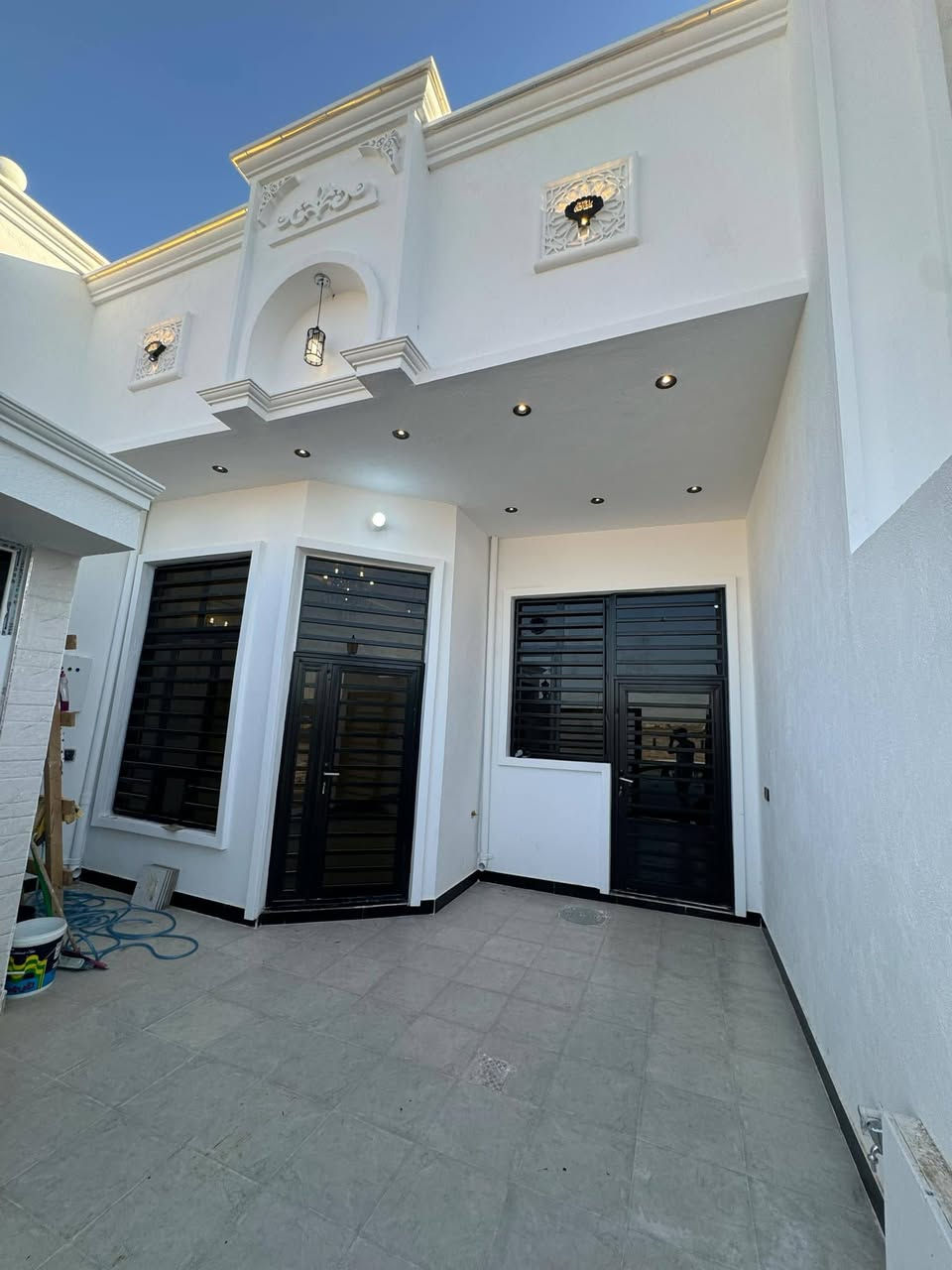 بالسلام عليكم / بيت للبيع 🏡🏠
✅️ البيت مساحته 125 متر
✅️الوجه 6.25
✅️والنزال 20
✅️يحتوي غرفتين طابق ونص وصاله وأستقبال ومطبخ ✅️وصحيات داخليه وخارجيه غربي وشرقي
✅️أرضيه بورسلين Eva 65×65
✅️جمسمبورد مغربي الكل البيت 
✅️اناره داخليه وبنكات وثريات 
✅️الكل البيت 
✅️جام 6ملم 
✅️الشارع 10 متر ثاني فرع عن التبليط 
✅️طابو زراعي سند ومقدم معاملة
✅️ الطابو الصرف 
✅️ السعر 68وبي مجال 
المكان .. الفلوجة حي جبيل مجاور شارع المضيف 
وقرب سد الفلوجة
للأستفسار الأتصال او الواتساب 
***********
مكتب القمه للعقار او الاتصال على الأرقام التاليه *********** *********** @***********
