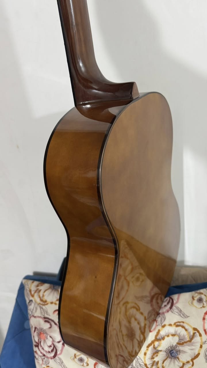 جيتار كلاسك
استعمال شهر واحد جديد بعدة
وياه ريشة وجنطة
السعر 60 وبيه مجال
*********** وتساب
