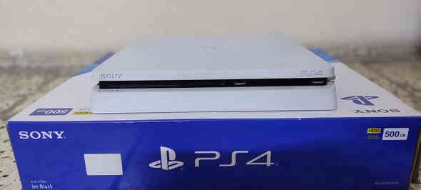 بلي ستيشن 4 مع ملحقاته كامل للبيع مستعجل 
الجهاز  نظيف وشغال 💯 

المحتويات:
 2يدات الأصلي مامفتوح  ابد ولا داخله صيانه 
أقراص هديه /pes2018

الجهاز نظيف ومامفتوح ابدا
السعر 290 وبيها مجال 

📍/بغداد الدورة 
☎️/الاتصال ***********
