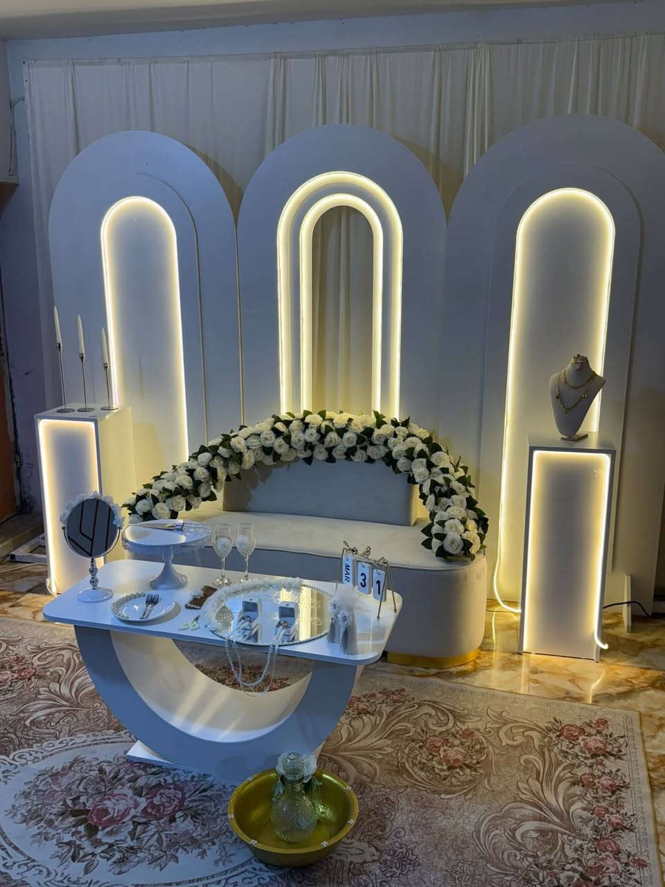 كوشة عرس او خطوبة للبيع بل كامل موديل راقي جدا و كوالتي عالي رقم الهاتف *********** وتساب النقل عليكم مكاني ديالئ
