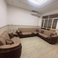 ديوان يسع من8 إلى 9 أشخاص صارله يومين جديد صغير على هولنه للبيع ب750 و...