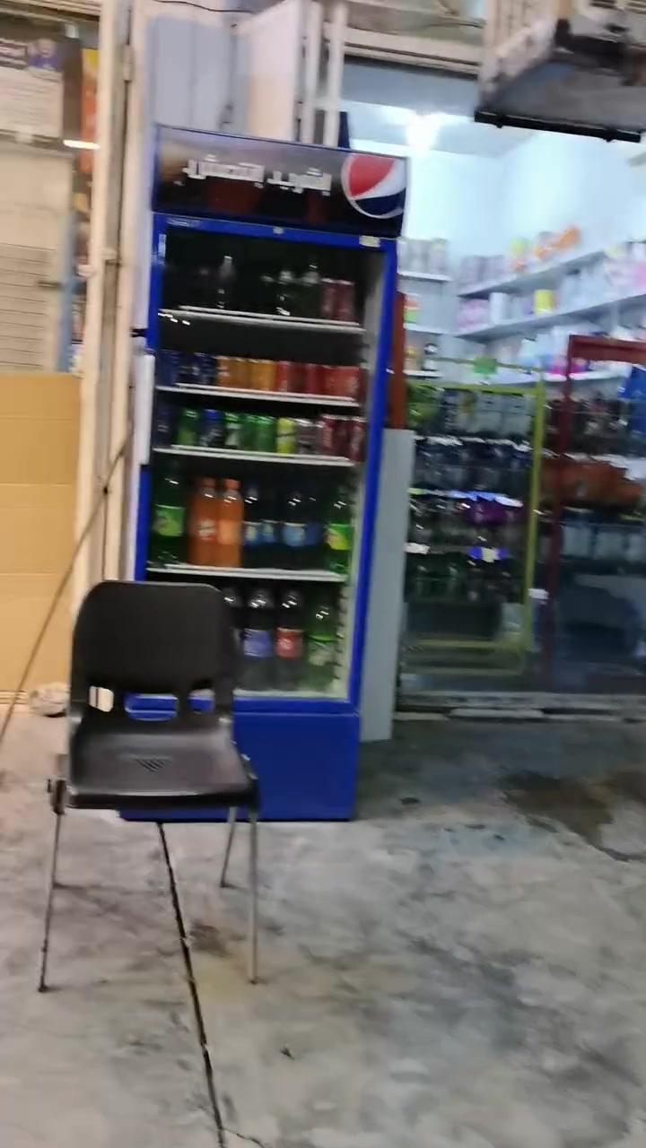 يالله محل غذائيه متكامل للبيع شرط تجي بس تكعد تبيع المحل متكون من ٧ عارضات + مجمدات ٢ + بلازمه جديده +سبلت ٢ طن + ميز + مبرده + مفرغه + جامخانات عدد ٢ جدد +  موقع مميز ع شارع سايدين العنوان الجبيريه الاولى قرب تقاطع جامع سيد حميد للاستفسار ***********
