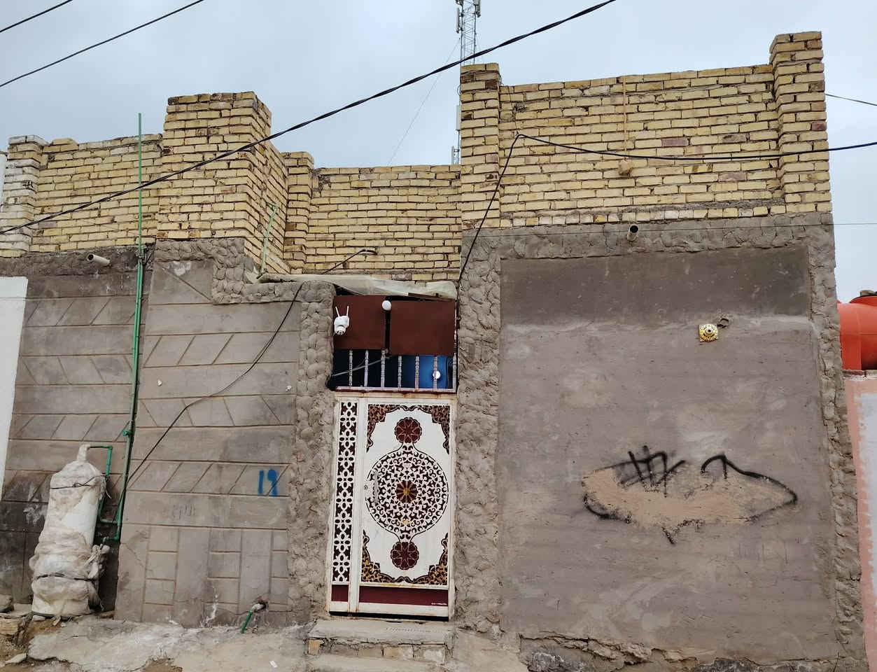 سلام عليكم بيت البناء بلوك وطابوك …. مساحه90 متر غرف عدد ٢  مطبخ+صحيات  خدمات كامله مكان لبيت شارع سيد يونس يم المنتزه تاريخ بناء البيت 2020 يم بيت. حميد الخزعلي عضو مجلس محافظه سابقأ 
 *********** / السعر ٢٥ مليون جدآ مناسب
