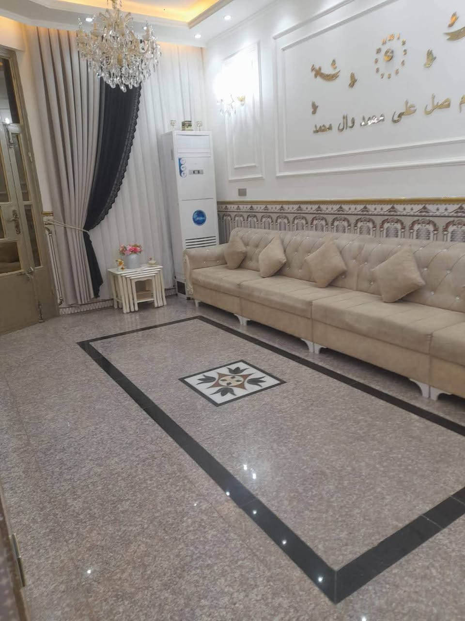 سلام عليكم دار للبيع في منطقه الامين الثانيه على شارع العام مساحه البيت  140 متر واقع حال سعر 110 مليون 
هاتف ***********

