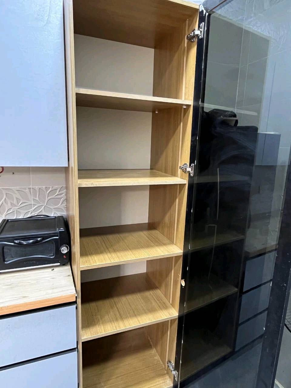 هذا كاونتر مطبخ حديث وجميل، يتميز بتصميمه العصري وأمجاره الواسعة، إضافة إلى الدرجات الرائعة التي تناسب أي ديكور مطبخ. يتضمن العديد من الخزائن التي توفر مساحة تخزين ملائمة لجميع احتياجاتك. الكاونتر مصمم بعناية لتقديم استخدام سهل ومريح في المطبخ.