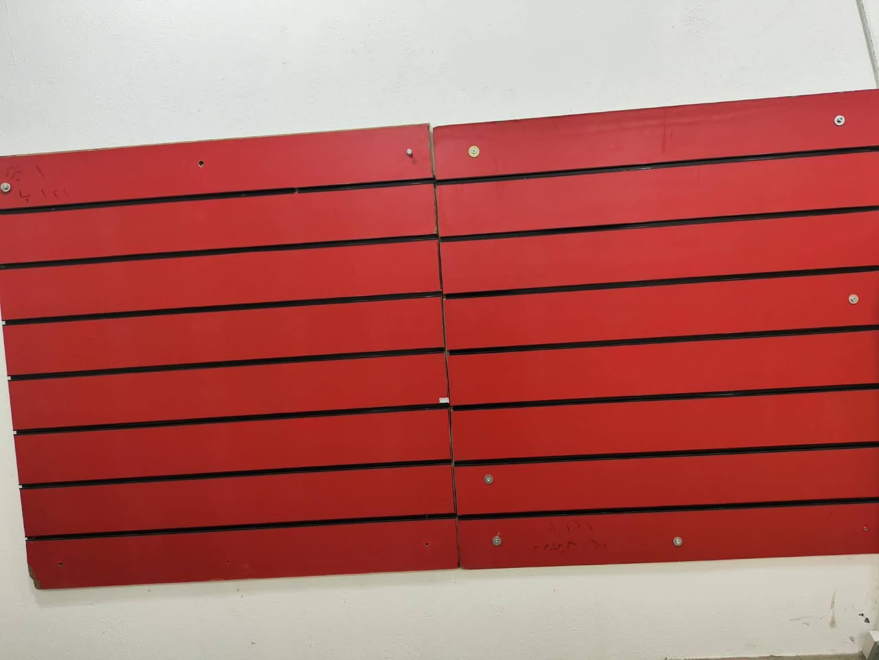 میزو رەفەی دوکان تەختەی سپی و پاکو جوان شەش مانگ لە دوکان بوە.
***********
