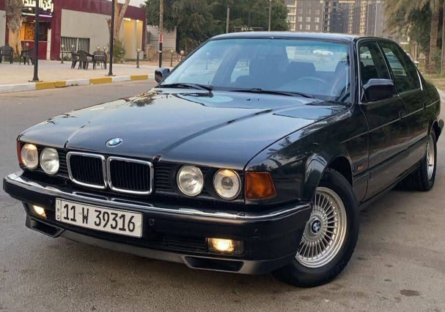 اللي يدور سيارة بوضع الشركة وينسى العطلات
مال جناي جديده بمعنى الكلمه وارد ياباني

بي ام دبليو 740li موديل 1992
رقم بغداد الانكليزي هزه جديده تحويل مباشر 
محرك 40 اصل بليته وسنويه 
محرك كير شغاله 
تبريد شغال ثلج ويه السويج 
حداديه جديده امامي خلفي
موصفات 
دبل ايرباك دبل كمبيوتر دبل جكمجه 
داخل بالكارتون بلادي ممفتوح ولا مبدل 
كراسي مخمل كهرباء خزن ميموري
بطاين مخمل صاج ملكي ابو الخط 
حساس دعاميه امامي خلفي 
منظومه صوت امبفاير بلادي البينا 
سيدي جنجر بلادي 
مري جانبيه كهرباء 
جام اربعه كهرباء 
ويل شعاع اصلي وتخم تاير جديد 
منضومه زنون 
سياره بدون تعمير بدون دكه جاكوك مصبوغه بيها قطع 
ماشيه 310 الف حقيقي 
بعدها كلشي بيها على وضع الشركه كفاله من كل شي 
 كلشي بيها بلادي ومصروف عليها ادامه كامله بدون اي نقص مال جناي على ايد وحده ترايها مفتوح وين ميعجبك ريحه الشركه بيها
مكان السيارة السيديه حي الاعلام
للاستفسار ***********
