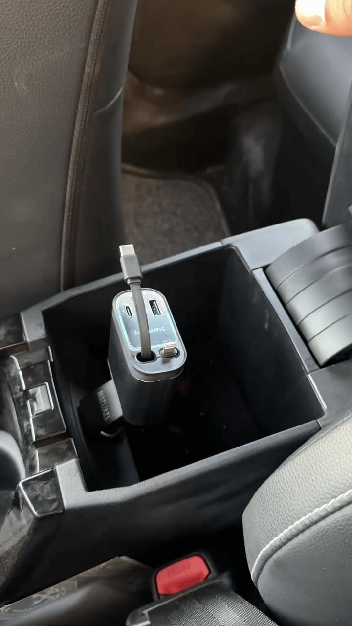 السعر 13
شاحن سيارة سريع 4 في 1
الاستخدامات:
يُستخدم لشحن الهواتف المحمولة والأجهزة الذكية أثناء القيادة بسرعة وأمان.
مثالي للرحلات الطويلة وللسيارات العائلية بفضل إمكانية شحن أكثر من جهاز في الوقت نفسه.
يدعم مختلف أنواع الأجهزة مثل الهواتف، التابلت، السماعات، وأجهزة الـ GPS.
المميزات:
تصميم أنيق ومتين من خامة ABS + PC مقاومة للحرارة والصدمات.
قدرة شحن قصوى 66 واط تدعم الشحن السريع PD3.0 و QC3.0.
مزوّد بكيبلين مدمجين قابلين للسحب بطول 70 سم، أحدهما Type-C والآخر Lightning لأجهزة iPhone.
يحتوي على 4 مخارج (USB + Type-C + كيبلين مدمجين) تتيح شحن 4 أجهزة في وقت واحد.
حماية ذكية ضد زيادة الجهد، والحرارة، وقصر الدائرة الكهربائية.
مزود بفتيل داخلي (Fuse) للحماية من التيار الزائد.
تصميم مدمج يناسب مقبس ولاعة السيارة 12-24 فولت مع تثبيت محكم.
محتويات الصندوق:
شاحن سيارة 4 في 1.
دليل الاستخدام بعدة لغات.
ملاحظات:
طول الكيبل المدمج: 70 سم.
أبعاد العلبة: الطول 17 سم × العرض 9 سم × الارتفاع 4 سم.


**إذا كنت صاحب هذا الإعلان وتريد حذفه لأي سبب، رجاءا أرسل رسالة إلى الدعم الفني**