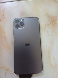 ايفون ١١برو ماكس اللون الأسود  ذاكره٢٥٦ بطاريه ٧٤ جهاز شغال وعل ضمان ت...
