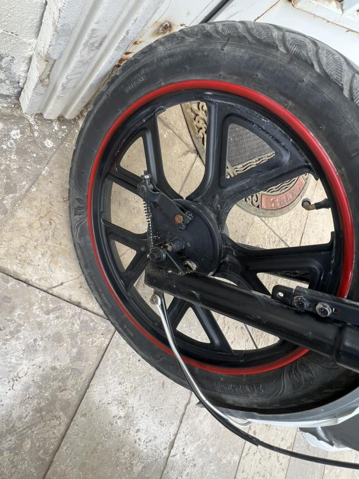 للبيع دراجة  شحن ب500  
قبل 2 شهر اخذتها 
 4 بطارية بحالة جيدة جدا
 *********** مكان الدوره  ابو الطياره
