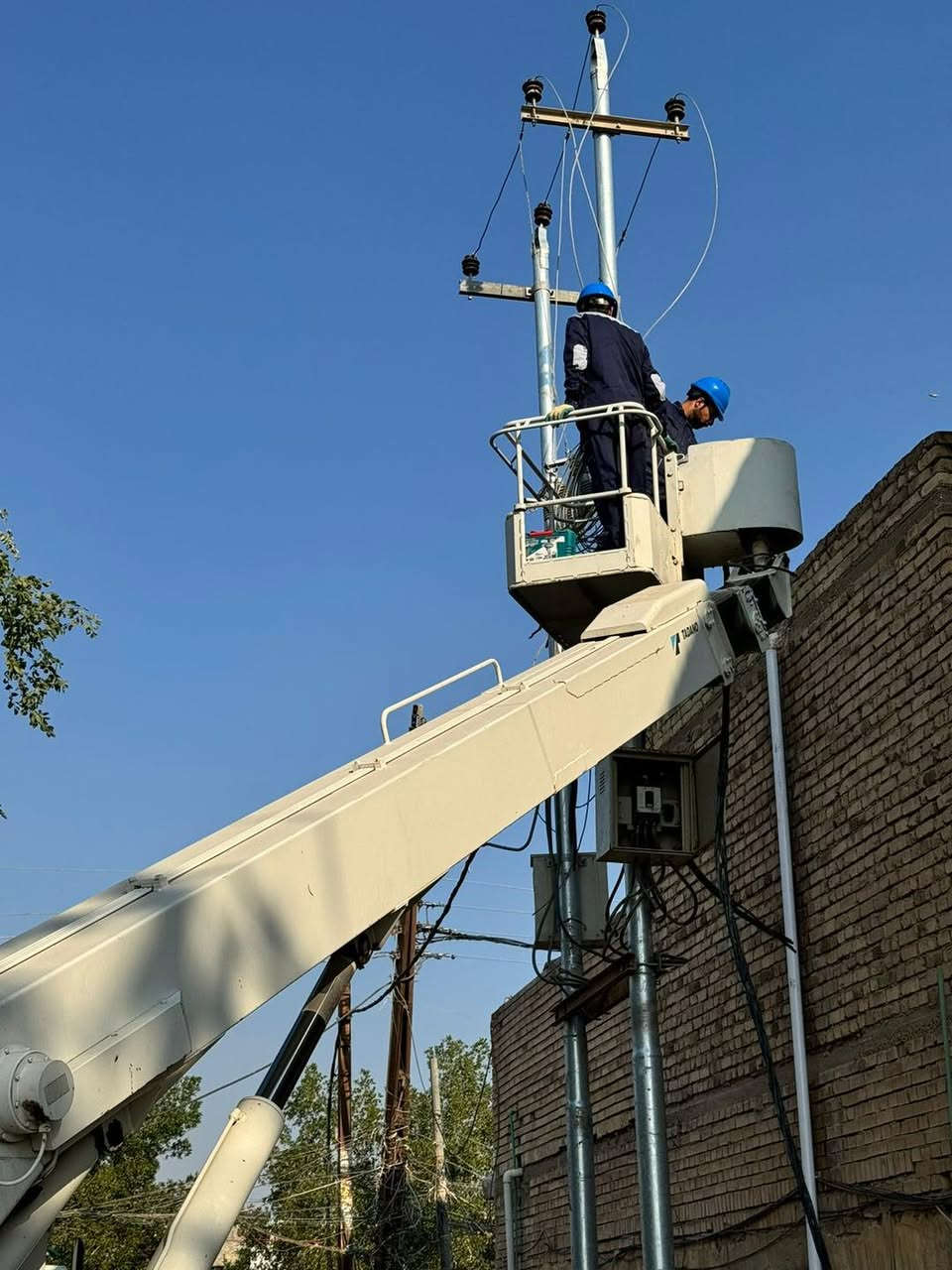 قامت كوادر صيانة قطاع الخاجية وبالتعاون مع قطاع داموك في انجاز الاعطال الموكله اليهم وضمن شبكة كهرباء داموك 
قطاع الخاجية ***********
قطاع داموك ***********

#الكوت_مدينة_ذكية 
#التحول_الذكي 
#السمارت_ميتر
