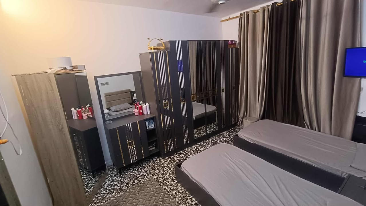 � بيت للبيع – الزعفرانية / قرب عمارة أسد بغداد ✨
📍 الموقع: بغداد – الزعفرانية – شارعين مال سيد هاشم (قرب عمارة أسد بغداد)
📏 المساحة الكلية: 125م

📜 الملكية: طابو صرف

🔹 تفاصيل البناء:

 • الطابق الأرضي: غرفة + استقبال + صالة + مطبخ + ملحقات
 • الطابق الثاني: غرفتين كبار + صالة + ملحقات

📐 الواجهة: 6.25 م
📏 النزال: 20 م
🧱 سنة البناء:

 • الطابق الأرضي: 2009
 • الطابق الثاني: 2016

🚗 عرض الشارع: 10 أمتار
💧 الخدمات: متوفرة بالكامل

✨ موقع مميز ومناسب للسكن 
📩 للاستفسار أو التفاصيل الخاصة يُرجى المراسلة على الواتساب او الاتصال على الرقم  ***********
