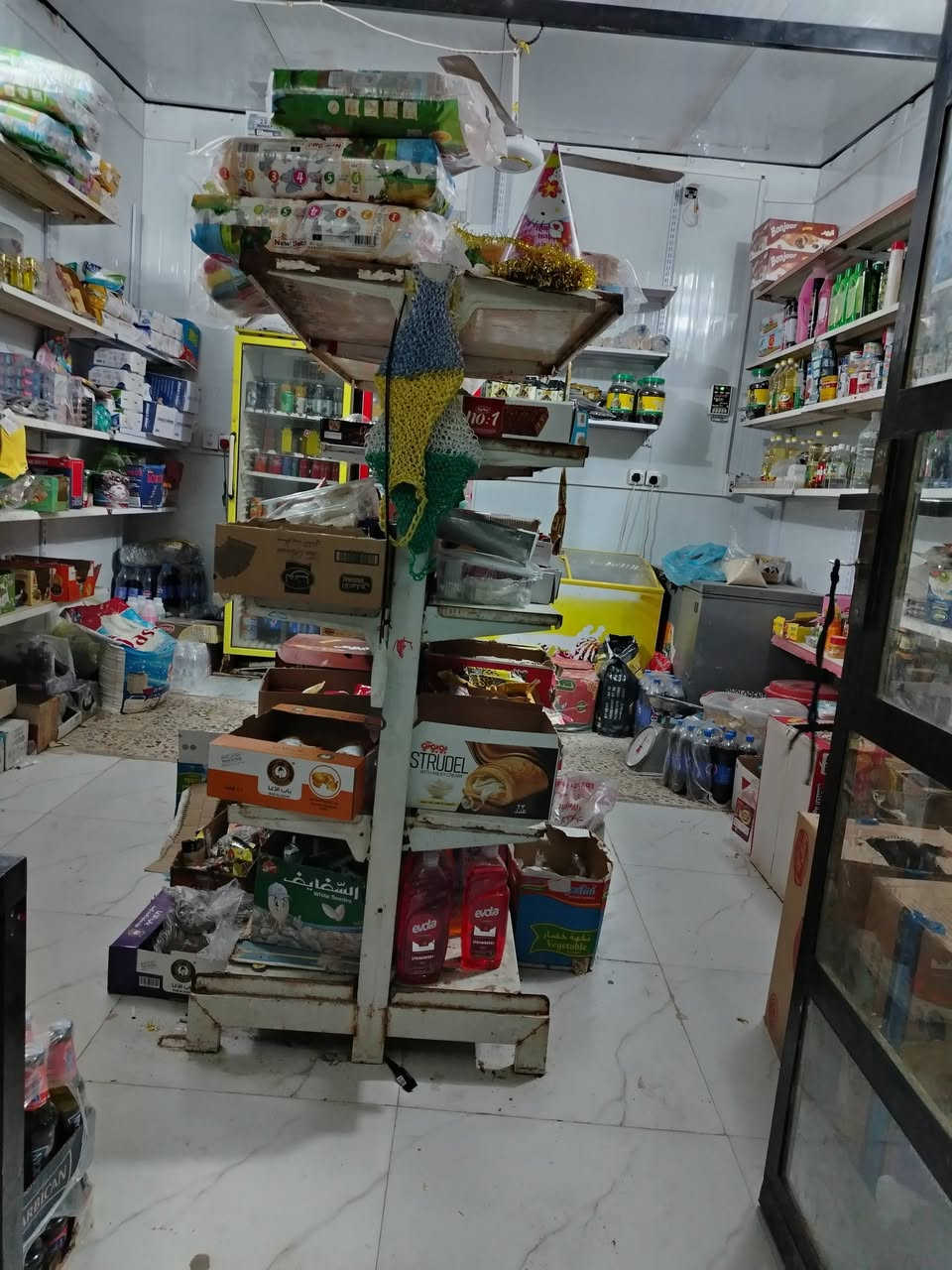 ***********السلام عليكم شباب محل ساندويه جاهز للبيع مكان العماره سايدين حي الشهداء الطول خمسه والعرض اربعه بس تفتحه والشده بالمكان اللي يعجبك السعر خمس ملايين وبي مجال بسيط واللي يحب ينتصر الرقم
