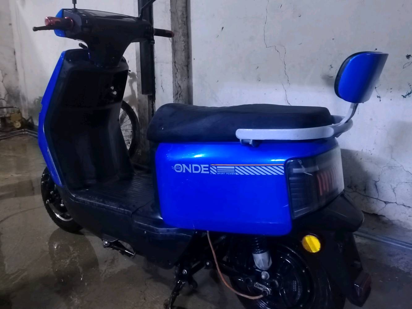 دراجة شحن للبيع كلشي مكفول بيها فقط بطاريه هابطه يعني دراجه بدون بطاريات
تاير أمامي جديد
تاير خلفي جديد
سكليتر جديد
هورن شغال
دكسات خلفيه جديده
اشاير شغاله
بك شغال
لايت عالي ناصي شغال
.. سعره ٣٥٠ وبي مجال
***********