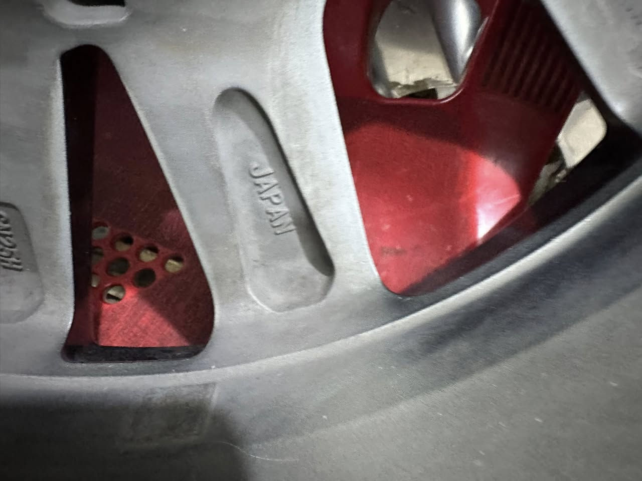 سلام عليكم للبيع تخم ويلات لاندكروز 20 21 19 كراند تورنك اصلي ياباني مختوم واضح بالصوره قياس20 
عنوان بصره جنينه شارع التجاري محلات الكرار 
هاتف ***********
