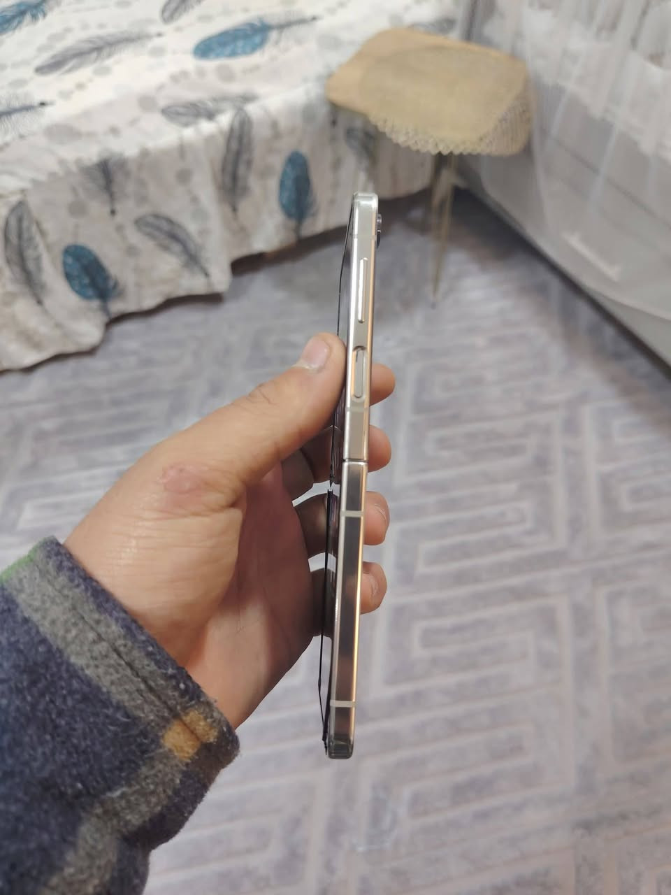 سامسونك  زي فلب 5
الجهلز على وضعيت الشركه كله شغال 
بس هاي بل شاشه نقطه سوده 
سعر 350 وبي مجال 
مكاني كراده داخل 
الرقم*********** 
واقبل مراوس بايفوت
