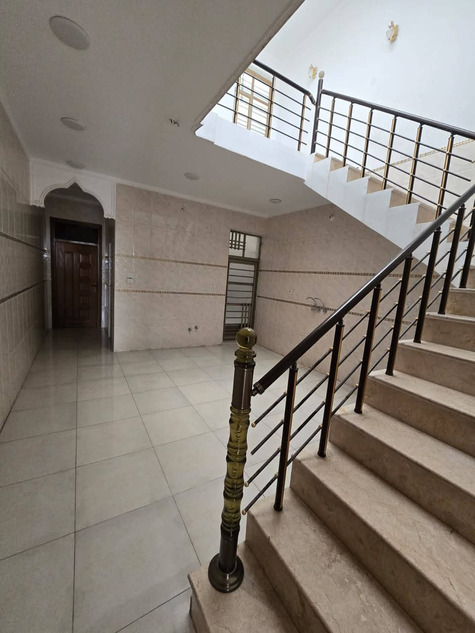 دار للبيع – موقع مميز (ضباط البنوك)
المساحة: 100 م²
الواجهة: 5 م
النزال: 20 م

يتكون الدار من:
 • 3 غرف نوم
 • استقبال
 • مطبخ
 • خدمات
 • منور

الموقع جيد وقريب من الخدمات.

للاستفسار والمراجعة: مكتب الأقمار
📞 الاتصال: ***********
📱 واتساب متوفر
