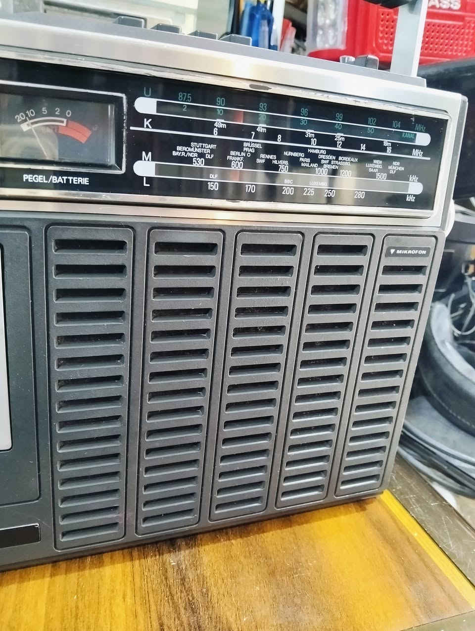 من اقدم الاجهزه الالمانيه
راديو مسجل يونفيرسم الالماني 
صناعه ألماني انتاج الجهاز 1978
جهاز بلادي غير داخل تصليح وضع الشركه 
موجات الراديو FM MW LW
المسجل تقديم ترجيع وتسجيل واضح 
يعمل كهرباء وباتري 
يوجد فديو بالمنشور يوضح التشغيل 
للحجز المراسله على الخاص


**إذا كنت صاحب هذا الإعلان وتريد حذفه لأي سبب، رجاءا أرسل رسالة إلى الدعم الفني**
