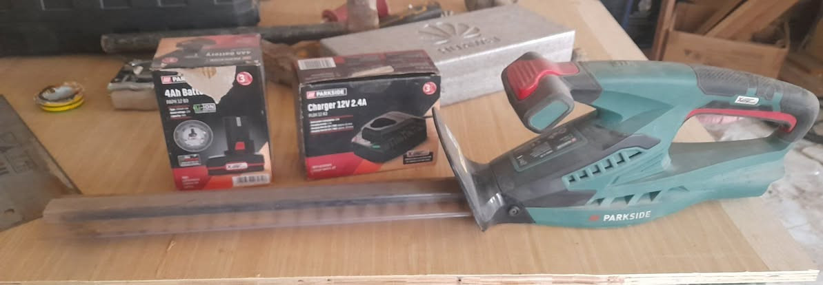 مساء الخير على الجميع اخوان عندي غراض نجارة للبيع الي يعجبة شي يذكر اسمة بالتعليق ونطي سعر مكاني بغداد شرطة الخامسة بدوانم هذا رقمي ***********
