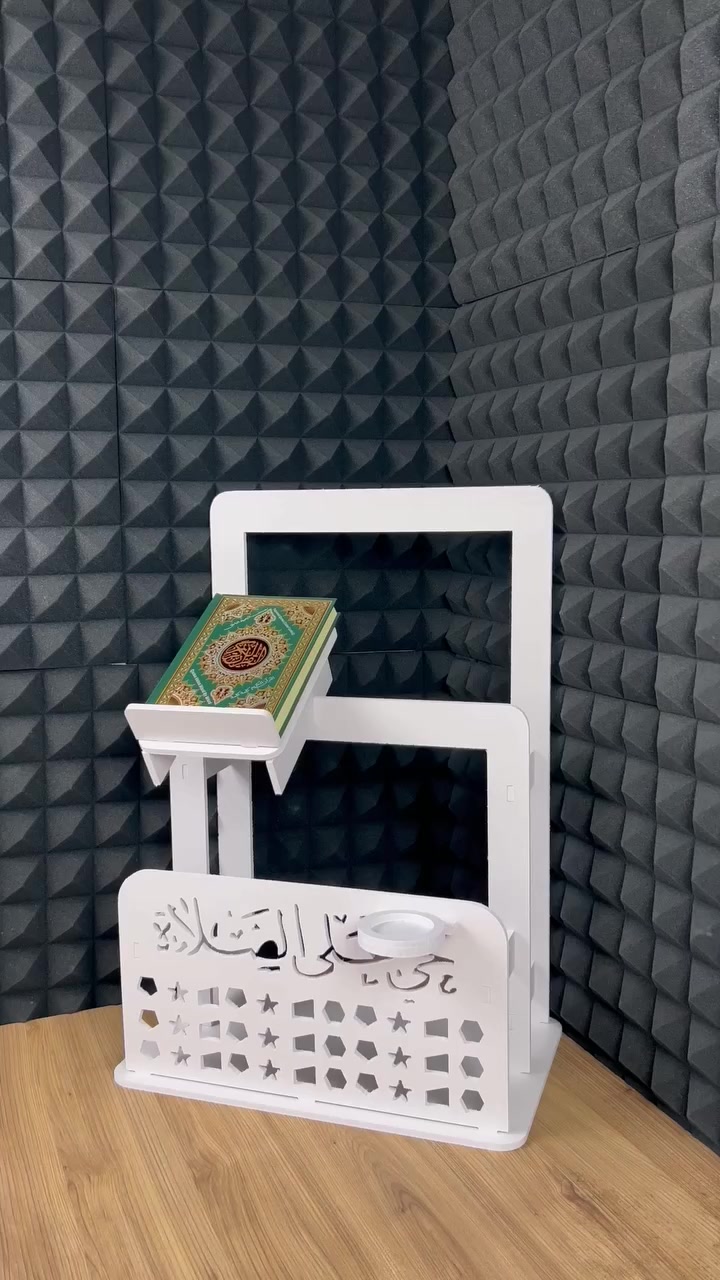 ركن صلاة خشبي منزلي

ركن صلاة خشبي منزلي مع حامل مصحف ورف جانبي

الاستخدامات

مخصص لأداء الصلاة في المنزل بطريقة منظمة ومريحة.

يوفر مكان ثابت للمصحف أثناء القراءة أو المراجعة.

مناسب للأطفال والكبار لتعليمهم وتنظيم ركن خاص للصلاة.

يُستخدم كركن عبادة يومي داخل غرفة النوم أو المعيشة.

يساعد في ترتيب سجادة الصلاة والمصحف والإكسسوارات الدينية بمكان واحد.

المميزات

تصميم أنيق بلون أبيض يتناسب مع جميع ديكورات المنزل.

حامل مصحف مائل مريح للقراءة بثبات.

رف جانبي لحمل كوب ماء أو مسبحة أو عطراو التربة.

قاعدة عريضة وثابتة لضمان الاستقرار أثناء الاستخدام.

هيكل خشبي متين بسمك مناسب لتحمل الاستخدام اليومي.

زخارف إسلامية مفرغة تضيف لمسة جمالية راقية.

أبعاد المنتج:

- الطول: 50 سم
- العرض: 32 سم
- الارتفاع: 70 سم

قياس الكارتون:

- الطول: 75 سم
- العرض: 55 سم
- الارتفاع: 5 سم

محتويات الصندوق

هيكل ركن الصلاة (قطع مفككة).

حامل المصحف.

الرف الجانبي.

قاعدة التثبيت.

الملاحظات

يُسلّم مفكك ويحتاج تركيب بسيط.

يُفضل استخدامه على سطح مستوٍ لضمان الثبات.

اللون أبيض (قد يختلف بدرجة بسيطة حسب الإضاءة).
المصحف وسجادة الصلاة غير مشمولين.

سعر العرض (33) الف  والتوصيل مجاناً لجميع محافظات العراق

 #السعادةستورللمنزلي #اكسبلور #لايگات #تعليق #متابعة


**إذا كنت صاحب هذا الإعلان وتريد حذفه لأي سبب، رجاءا أرسل رسالة إلى الدعم الفني**