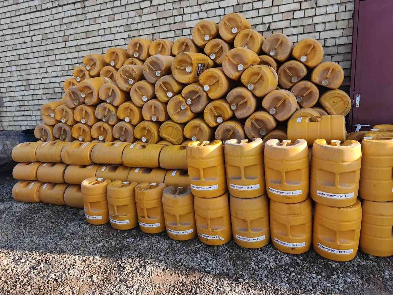 سلام عليكم جلكانات 25 لتر نضاف سعر ألفين ونص العدد مفتوح ***********
