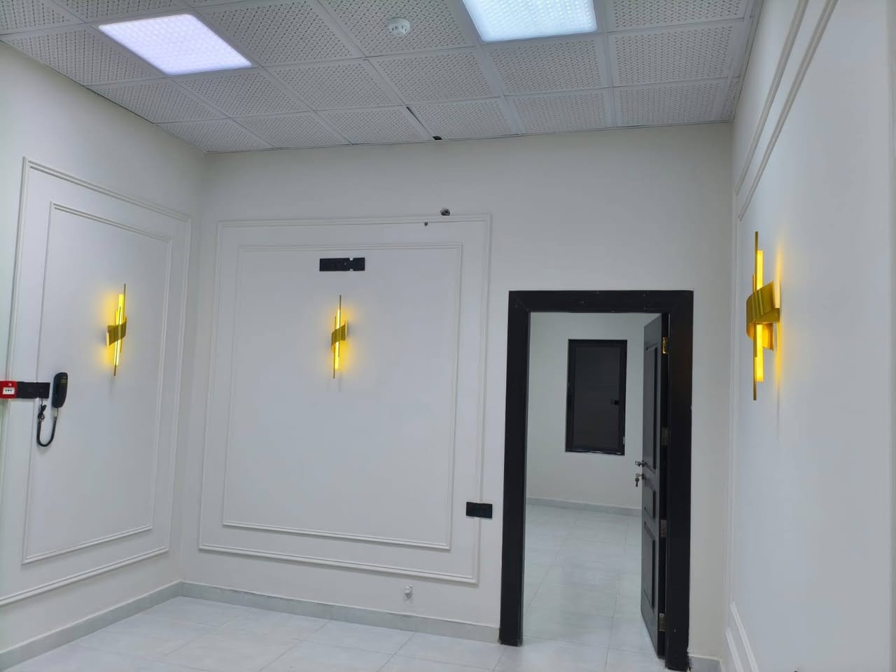 السلام عليكم يتوفر لدى مكتب الكنان
شقق للايجار في منطقة الجزائر داخل شارع كيه 
العماره ركن مطله على ثلاث شوارع 
يتوفر  مصعد ومضومة انترنت ومولده ونظام سكرتي 
تصلح مكاتب رسميه او شركات 

الشقق متكونه من غرفتين وصاله ومطبخ وصحيات 
وشقق متكونه من ثلاث غرف وصاله ومطبخ وصحيات 

للإستفسار الاتصال على رقم المكتب 🏢 
***********
***********
مستعدون لاستقبال جميع عروض الإيجار والبيع التواصل ع الرقم الموجود في البوست
