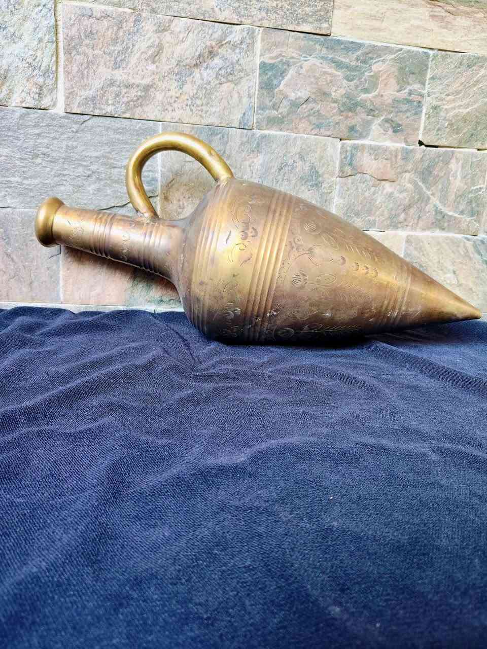 جرة ماء (قلة) عربى من النحاس الثقيل المحمل مزينة و مزخرفة بنقوش رفيعة جدا (نقش إبرة) قطعة مميزةو تاخذ فى شكلها شكل الابريق  و حالتها ممتازة بدون اى شروخ او عيوب و بحجم كبير يقارب ٥٠سم .

المقاس :- 
الطول : ٤٧سم 

للتواصل و الاستفسار:- 
00201011901290


**إذا كنت صاحب هذا الإعلان وتريد حذفه لأي سبب، رجاءا أرسل رسالة إلى الدعم الفني**