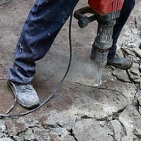 متوفر كادر تفليش وحفر و تخريج أنقاض من البيوت و صبه وباقي الاتصال07822...