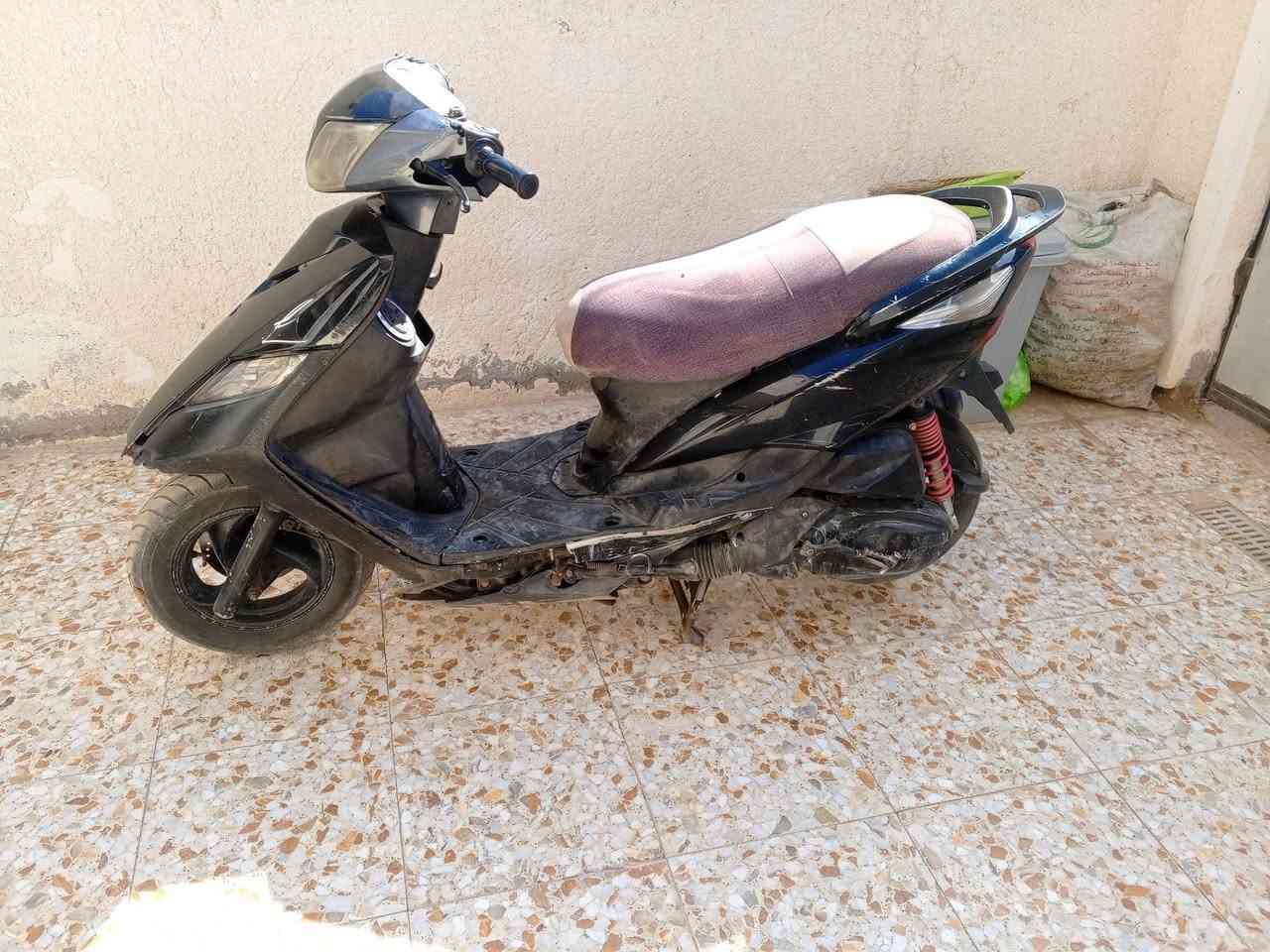 اسلام عليكم دراجة ثعلب للبيع عاطلة السعر ١٥٠ فقل *********** علمن دراجة جانت شغالة و ناعمة وسريعة وكل الكهربايات  شغالة فجة طفت ابيع هل موجود عنوان بغداد الحسينية مال راشدية
