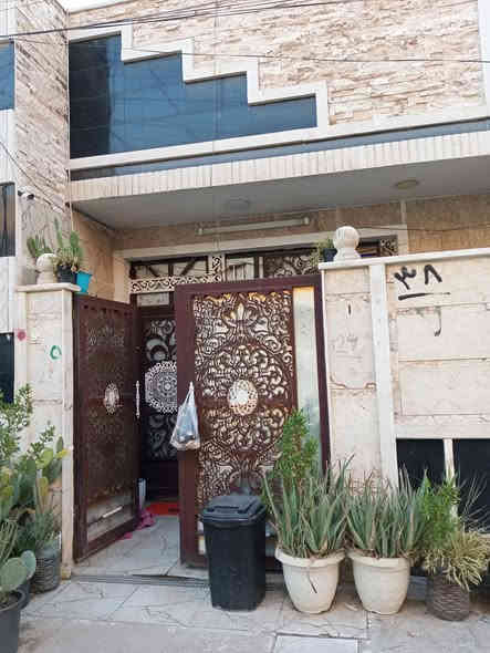 مشتمل 100م مربع ط1غرفة نوم استقبال. مطبخ صاله كبيره حمام غربي شرقي   ط2غرفة نوم  وصاله كبيره. وحمام غربي شرقي ..معامله جاهزة للتطويب   بعد سيطرة الشعب القديمه. حي المهندسين الزراعي.  خدمات كامله عرض الشارع 15م  السعر115 بي مجال ..الاتصال ***********.
