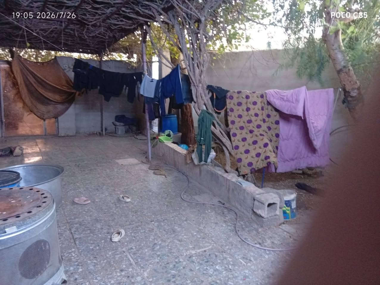 بيت مساحه 130 في حي طارق شيشان شارع المدارس   قرب.مولدة علاوي الجعباوي  فرع شويلات ماء مجاري وان شاء الله.  تبليط يشتغلون بي.   
البيت يتكون من  كراج 8 متر ×3.5  حديقه 3 ×4 تواليت خارجي استقبال 6×3.5  مطبخ 3×3.5 صاله 5 × 5 غرفه نوم 6×3.5 الغرفة نوم  قاط اثاني 6×3.5وصاله   5 × 5   وصطح البيت عگاده   ولقاط ثاني سندويش بنل

الستفسار على رقم ***********
*********** ابو علاء العتبي
