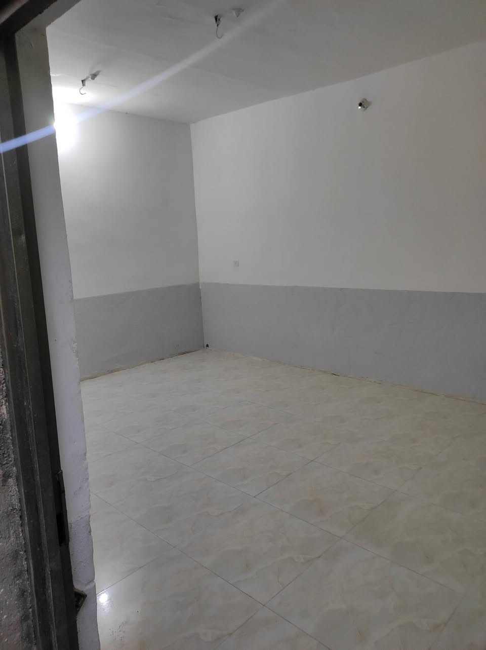 ياالله ياالله ياالله
بيع مستعجل

بيت للبيع ركن على شارعين شارع 7 متر وشارع 6 متر  الموقع الحر حصوة الچمالية  السعر ٣٨ وبي مجال للطيبين 

أقرب نقطة دالة مدرسة شط العرب  

المساحة 100 متر عگادە 

واجه 7 متر  و 70 سم ونزال 13 متر  

طابو زراعي سند 25 اقرار محكمة 

طابق واحد 

إستقبال 5 متر في 4  متر

ونوم  3 ونص متر في 6 متر وترك 1 متر في 3 ونص

ومطبخ 2 ونص متر في 6 متر وكراج سيارة 3 متر  في 6 متر وصحيات داخل وخارج خدمات كهرباء ماء مدارس اسواق معلومات اكثر الإتصال على الخاص ‏‪0772 572 4145‬‏
