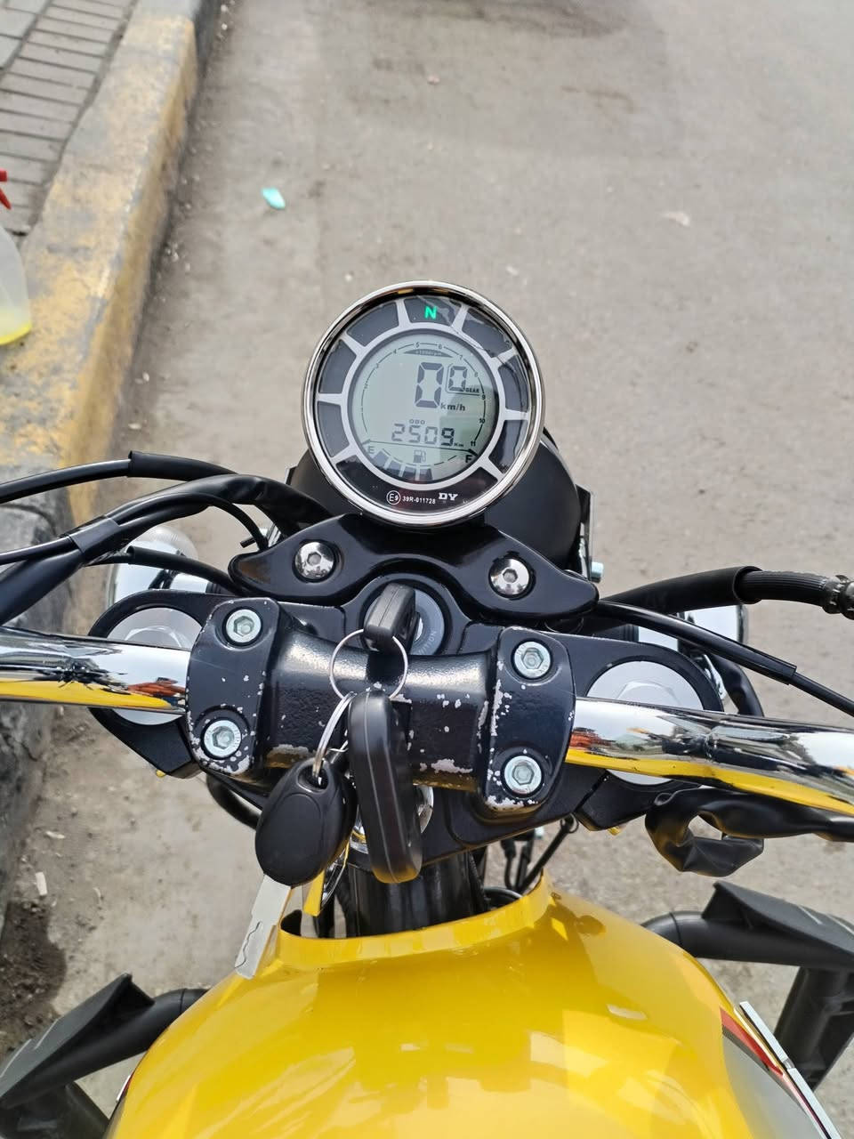 سلام عليكم 
دايوان لاتي موديل 2025
جديدة نازلة بشهر الـ12
رقم اربيل انكليزي جديد لوحتين/ بأسمي
محرك 200cc
ماشية 3000km
محرك وكير مكفولات وتايرات جديدة
لايت زنون اصلي 
الدراجة على وضع الشركة
تشغيل عن بعد 
السعر : 2,500,000 دينار 
مكان الدراجة : بغداد/ شارع فلسطين 
رقم الهاتف : ***********
