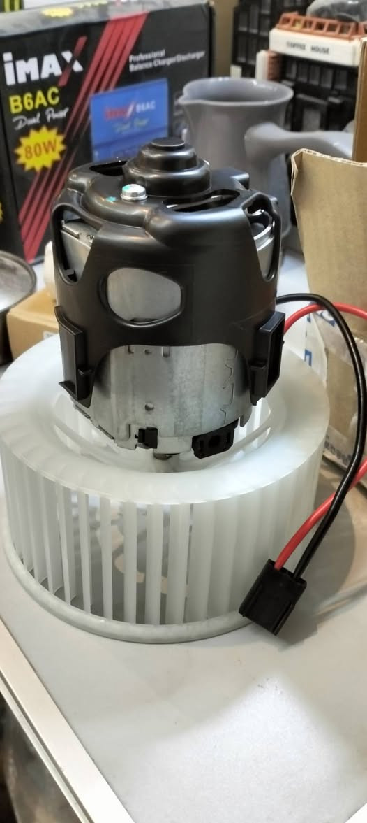 السلام عليكم ... الي يخدمة ينطي سعر ... يوجد توصيل...
هذه القطعة هي مروحة دفع هواء داخلية (Blower Motor) لنظام التكييف والتدفئة. 
النوع: مروحة دفع هواء لنظام التكييف (HVAC Blower Motor).
التوافق: تناسب موديلات معينة مثل BMW.
المميزات: توفر تدفق هواء سلس وفعال لتكييف وتدفئة مقصورة السيارة.
المكونات: تتكون من محرك كهربائي وقفص مروحة بلاستيكي.


**إذا كنت صاحب هذا الإعلان وتريد حذفه لأي سبب، رجاءا أرسل رسالة إلى الدعم الفني**