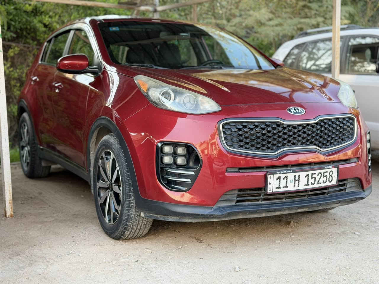 كيا سبورتج 2017 وارد امريكي 
محرك 2400 GDI 
حادثها مثل ما موضح بالصور بابين عكس السايق مصلح ومصبوغ نفسة - وبارد بالصندوك -البجم كبس 
بيها رصعة بالقمارة مثل ما موضح بالصور 
ماشية 92.300 ميل 
مواصفات عادية شاشة صغيرة وكامرة 
السياره ع ايدي صارلها 6 سنوات نظيفة افولها كله محسن ودهن درجة اولى مناقصها شي 
السعر 145 ورقة وبيها مجال 
مكاني بغداد اليرموك للاستفسار 
***********
