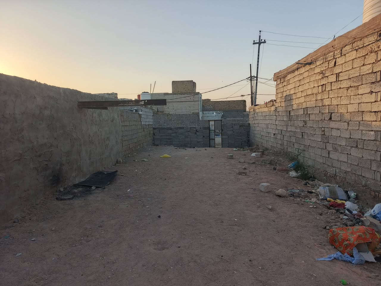 السلام عليكم عرصة للبيع 100 متر واقع حال 120 متر مدفونة وعالية ومسيجة وبيهة باب  موقعهة البراكية شارع علكم خلف شارع حاتم الخير وايضا آلهة مدخل من شارع المطار الجديد السعر 5 مليون ونص للاستفسار *********** واتساب
