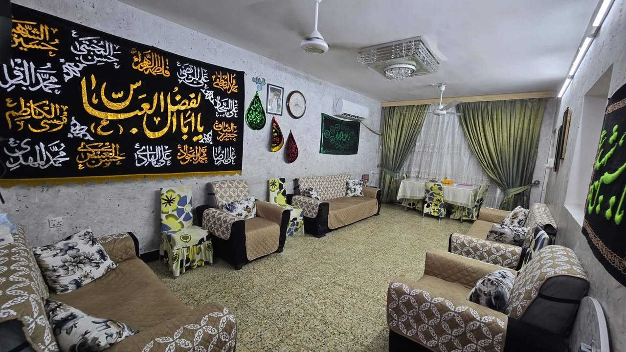 للبيع بيت ٢٠٠ متر طابقين
الطابق الاول غرفتين وصالة ومطبخ وحمام 
الطابق الثاني غرفتين وحمام وصالة وحولي موزع غرف 
كراج يسع لسيارتين 
طابقين مفصولات بدرج خارج 
مع وجود درج داخلي 
عنوان البيت شهداء البياع قرب فلكه الشهداء 
للإستفسار ***********
                ***********

