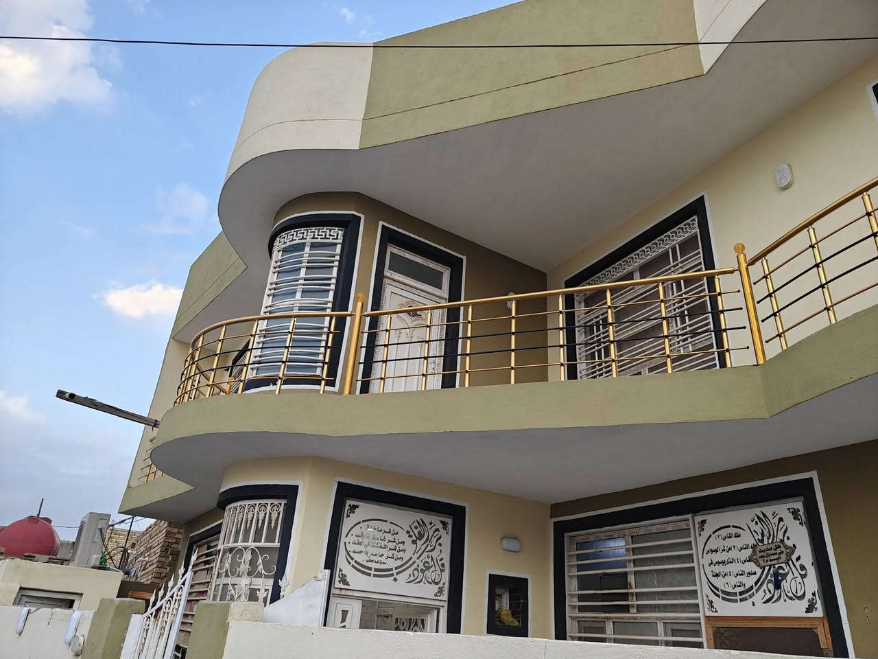 عرض كلش حلو بيت حديث موقع راقي حي الامين قريب عل جامعه تفاصيل 6غرف نوم مطبخ صاله استقبال او حديقه طابو زراعي سند 25بناء جديد سعر 160مع مجال قليل اخوان الي ما يشتري لا يجي ويتعب العالمد*********** تريد هوه او الأثاث او البيت وحده المراجعة مكتب الحسناوي
