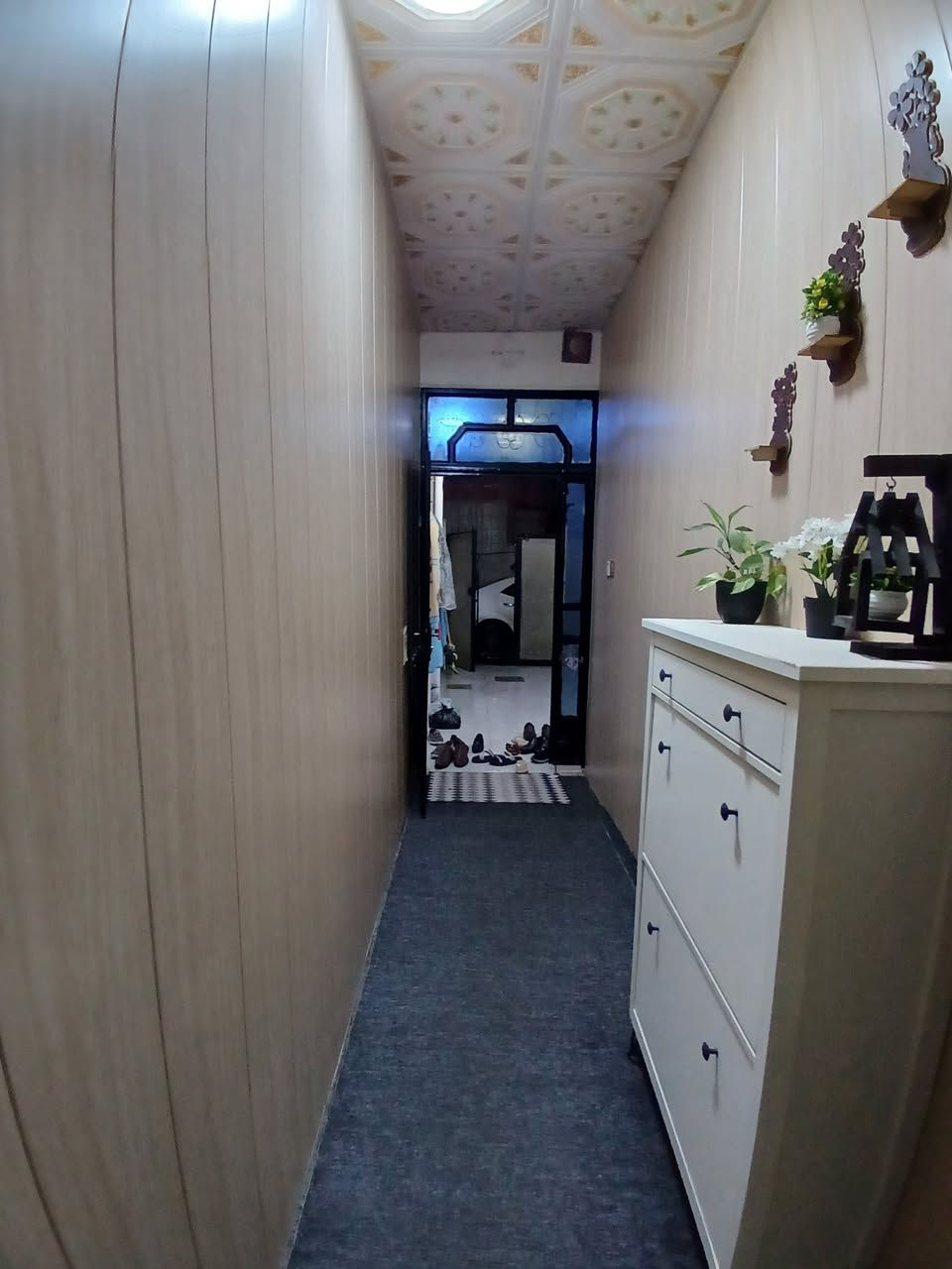 دار للبيع ١٠٠ متر بلديه خلف جامع سيد مرسلين البيت يتكون من كراج سياره استقبال و مطبخ  و مساعد مطبخ وهول و نوم عدد واحد و بيتونه هاتف ***********/*********** واتساب على رقم كورك
