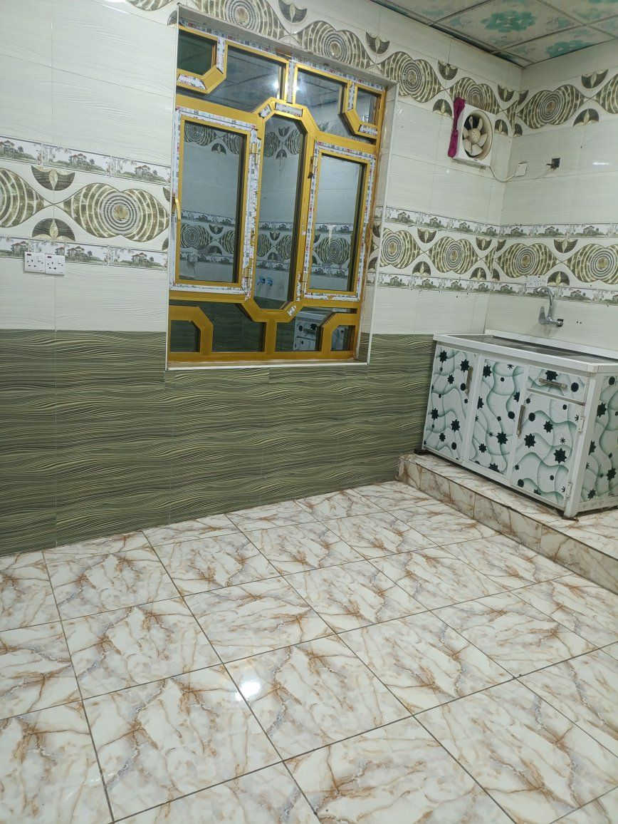 سلام عليكم توجد شقه للايجار باغربي الثاني قريب الزقوره /تتكون من غرفه +صاله +مطبخ +صحيات 
لايجار 250
هــ ***********
